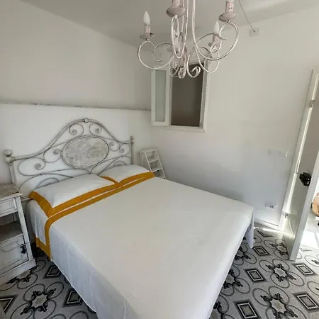 Oda ve Kahvaltı Favolosa Stanza Gialla Con Terrazzino Vista Mare Mottino23 3*